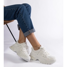 Tênis esportivo branco com sola enorme 2 Tênis esportivo branco com sola enorme 2