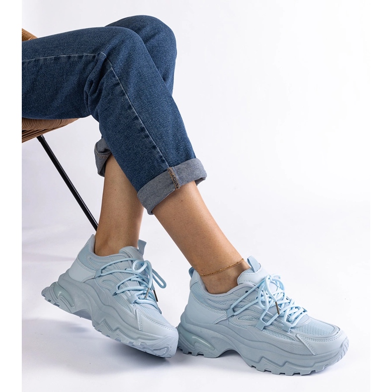 Tênis esportivo azul com sola enorme 2