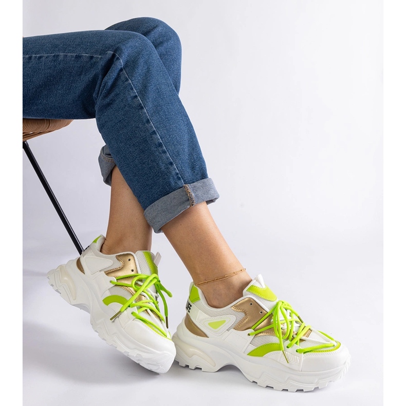 Tênis esportivo branco 2