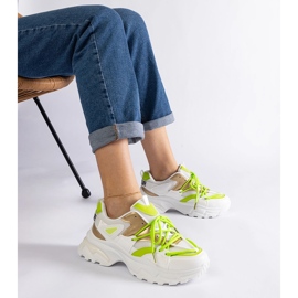 Tênis esportivo branco 1