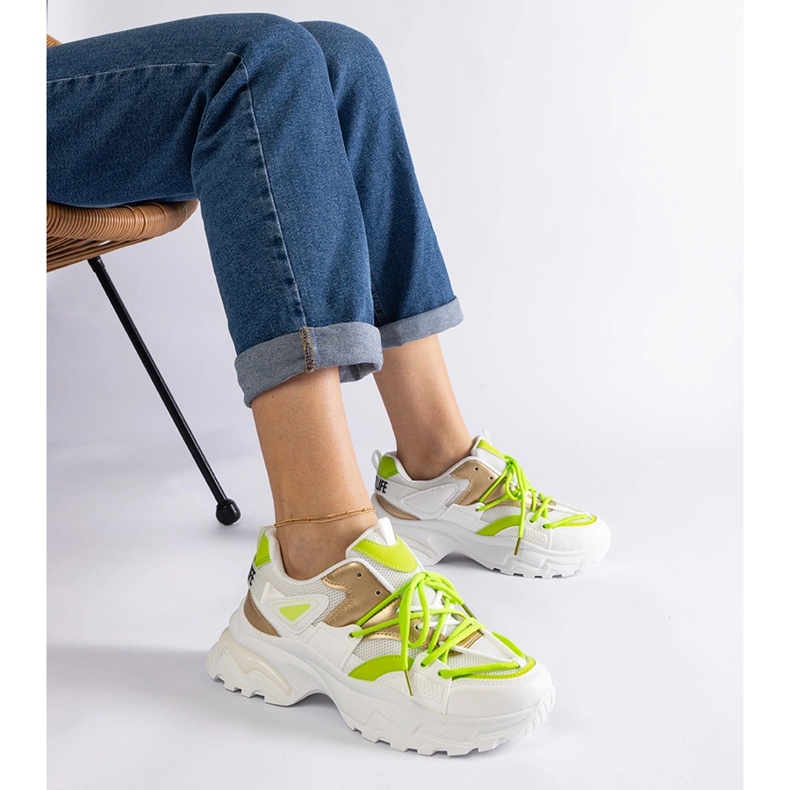 Tênis esportivo branco 1