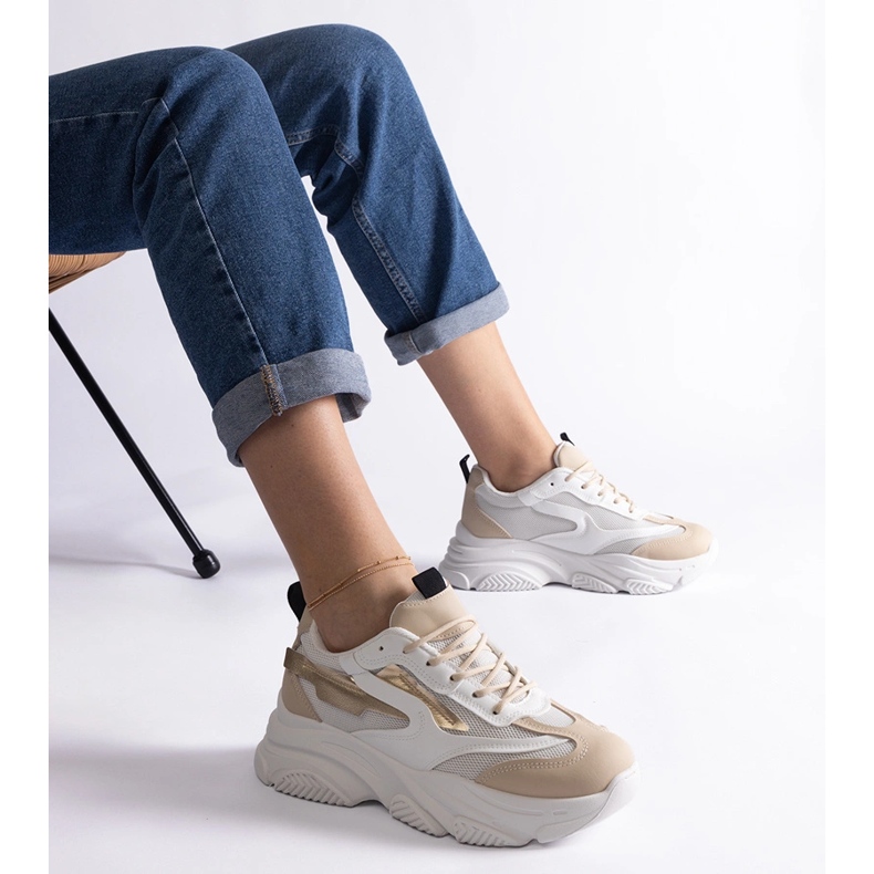 Tênis feminino bege e dourado 1