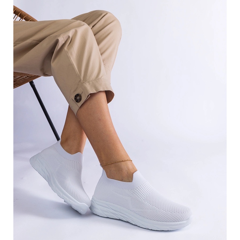 Tênis esportivo branco slip-on 1