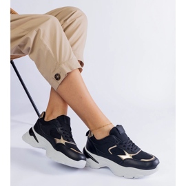 Tênis pretos em uma sola maciça 1