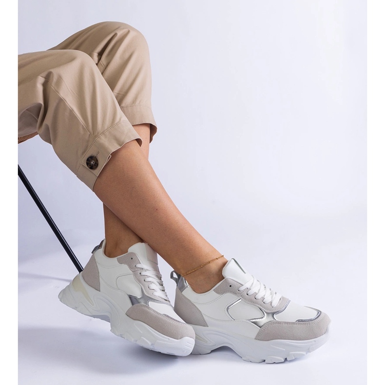 Tênis brancos em uma sola maciça 1