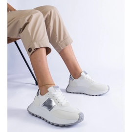 Tênis branco na plataforma 1