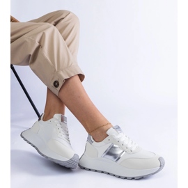 Tênis branco na plataforma 2