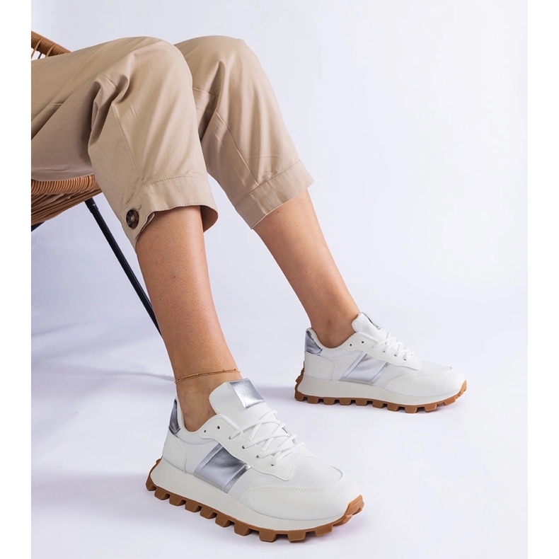 Tênis branco com protetor visível 1