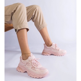 Tênis esportivos rosa em uma sola enorme 1