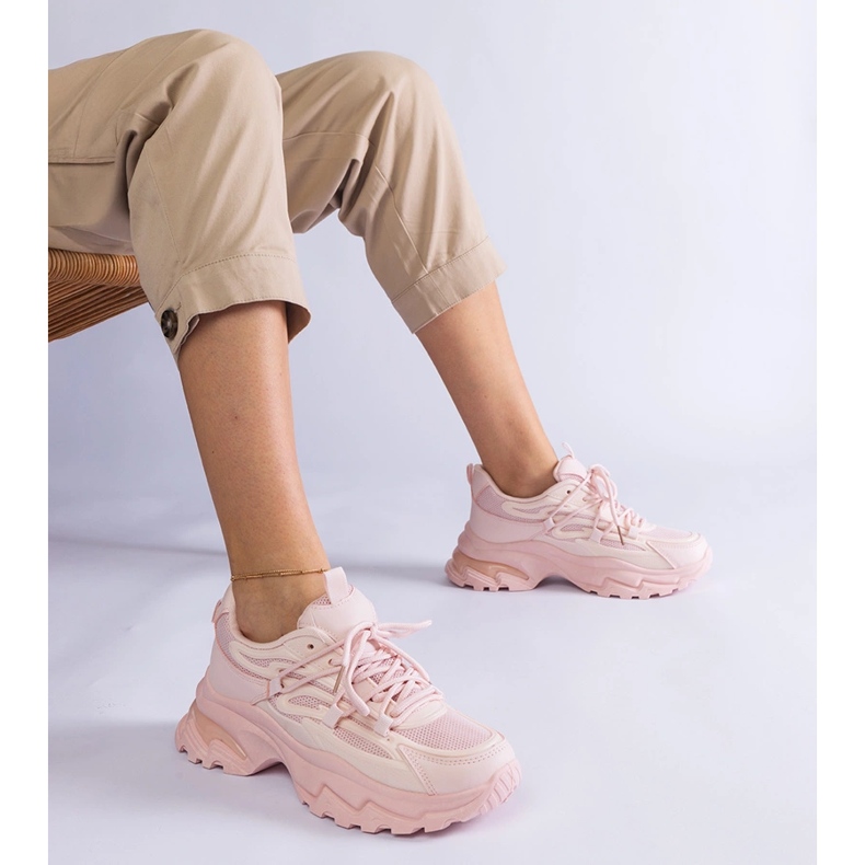 Tênis esportivos rosa em uma sola enorme 1