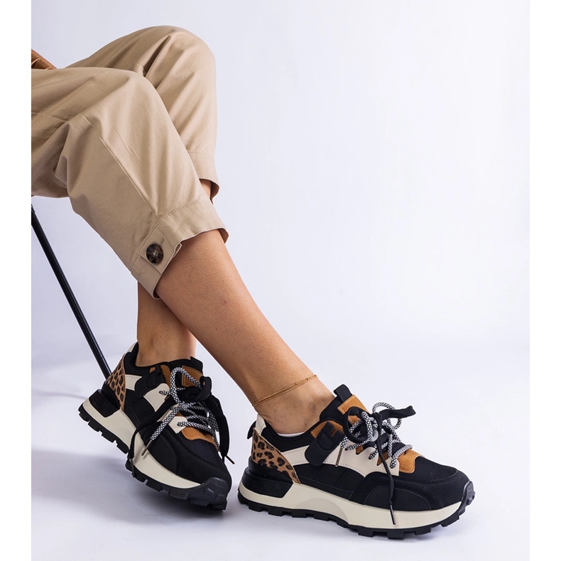 Tênis pretos decorados com um motivo animal 1