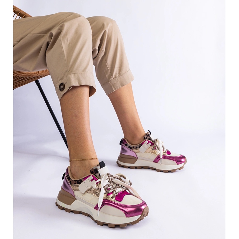 Tênis rosa decorados com um motivo animal 1