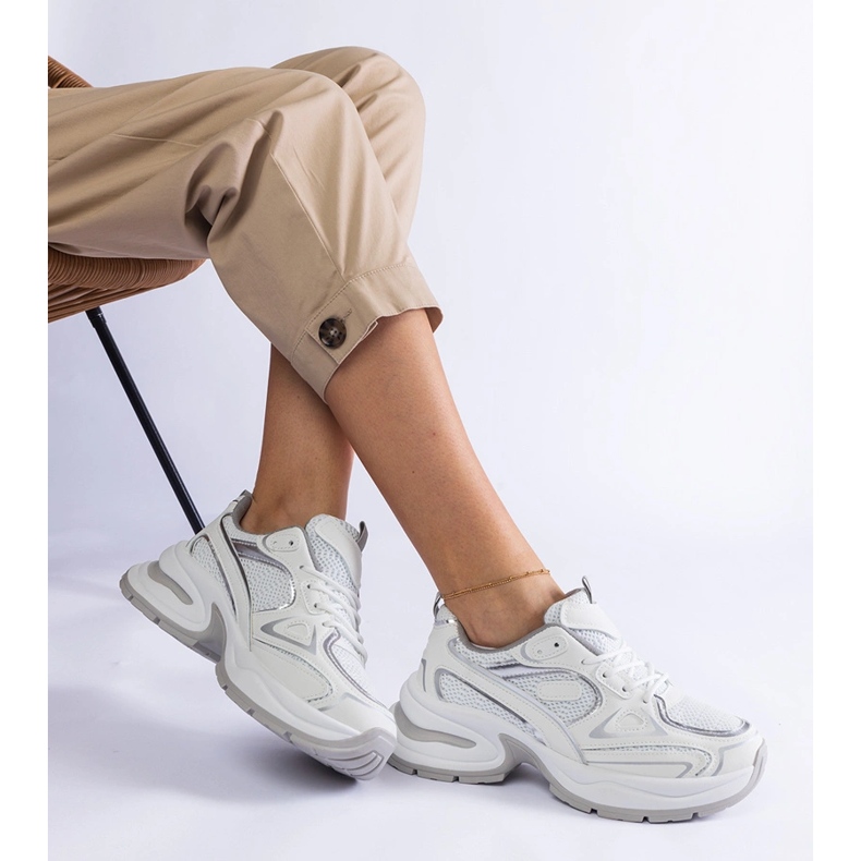 Tênis brancos em uma sola maciça 1