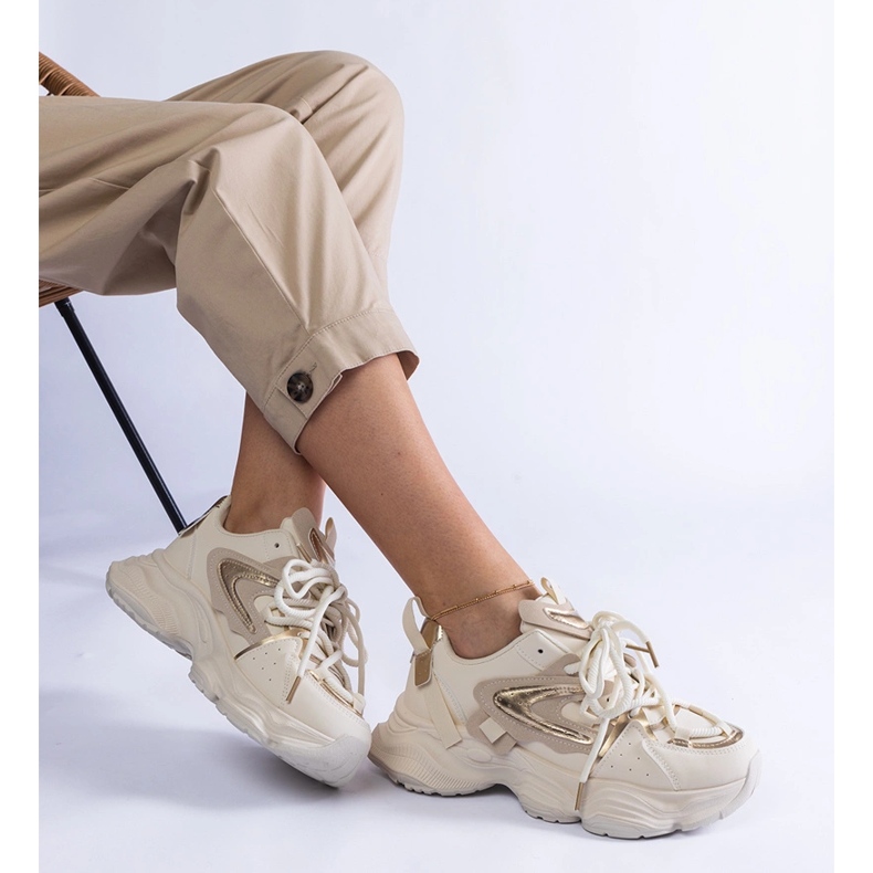 Tênis esportivo feminino bege com sola enorme 1