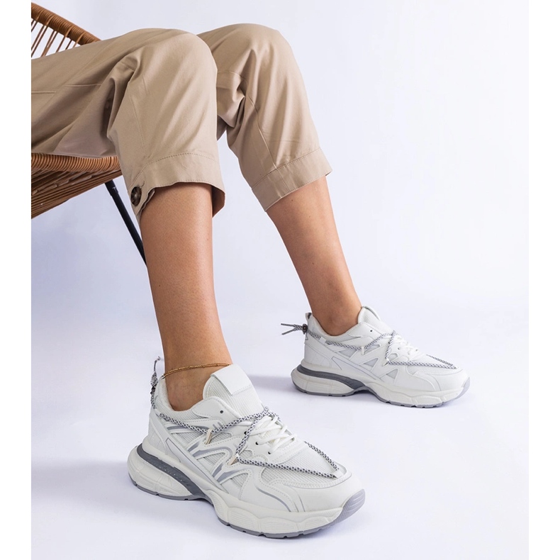 Tênis de mulheres brancas em uma sola enorme branco 1