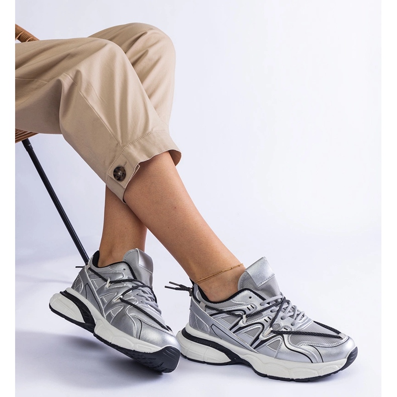 Tênis de prata femininos em uma sola enorme 2