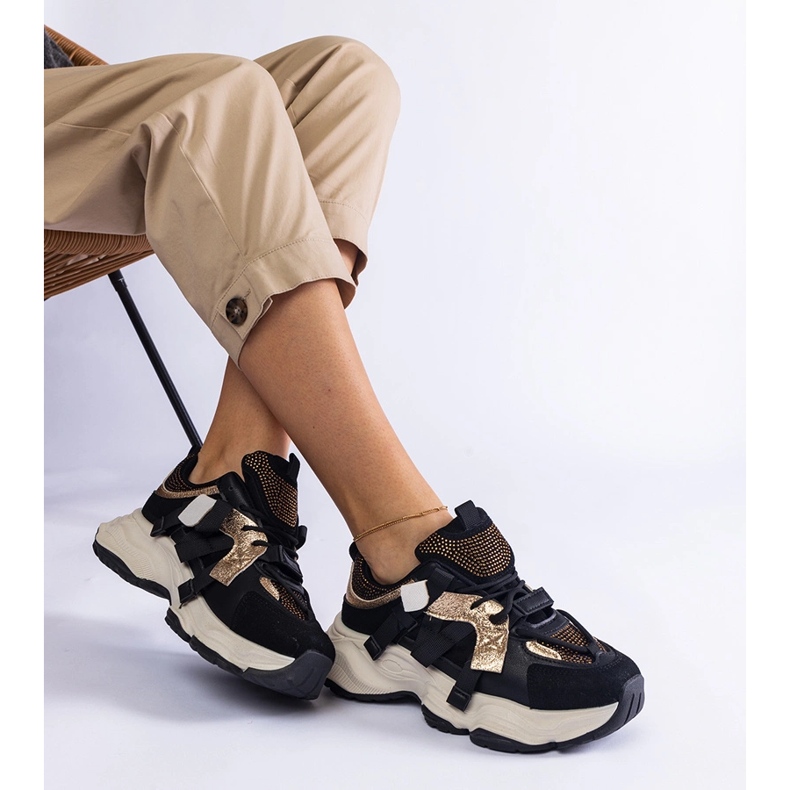 Tênis preto com detalhes dourados 1