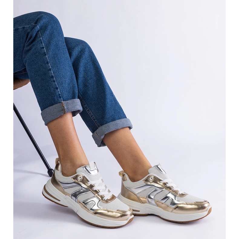 Tênis de esportes de material com inserções de ouro dourado 2