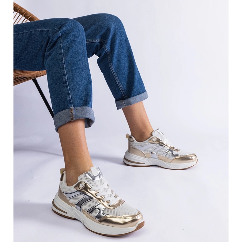 Tênis de esportes de material com inserções de ouro dourado 1