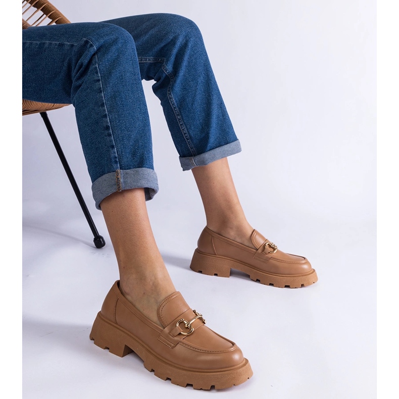 Mocas marrons com couro ecológico com decoração dourada bege 1 Mocas marrons com couro ecológico com decoração dourada bege 1