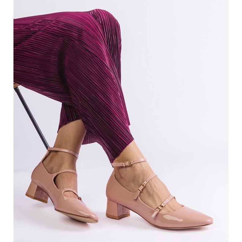 Bombas bege envernizadas com um cinto 2