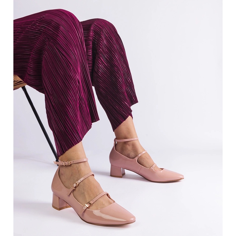 Bombas bege envernizadas com um cinto 1