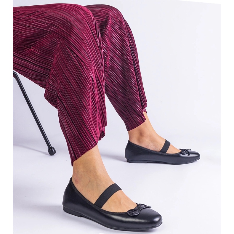 Sapatilhas pretas com elástico e laço decorativo preto 1 Sapatilhas pretas com elástico e laço decorativo preto 1