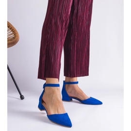 Sandálias azuis em um post baixo azul 1