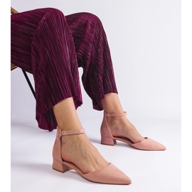 Sandálias rosa claro em um post baixo 1