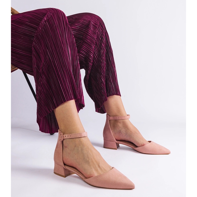 Sandálias rosa claro em um post baixo 1