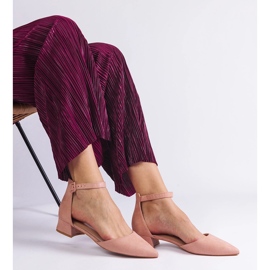 Sandálias rosa claro em um post baixo 2