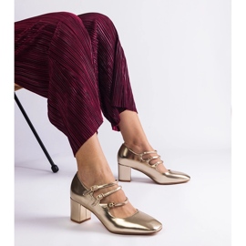 Bombas douradas no poste com fivelas decorativas dourado 1 Bombas douradas no poste com fivelas decorativas dourado 1