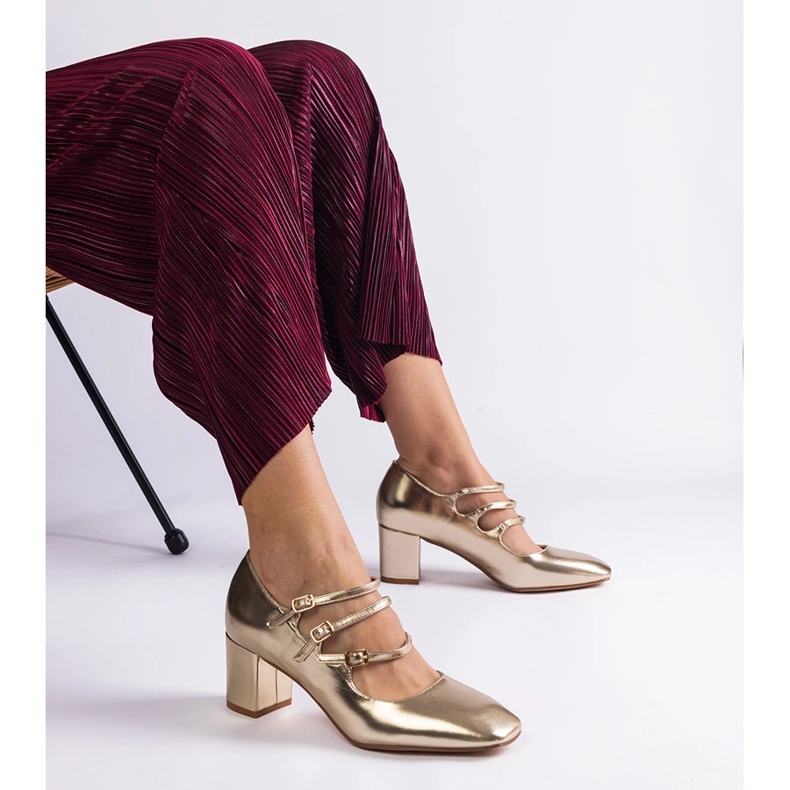 Bombas douradas no poste com fivelas decorativas dourado 1 Bombas douradas no poste com fivelas decorativas dourado 1