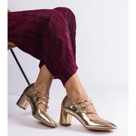 Bombas douradas no poste com fivelas decorativas dourado 2 Bombas douradas no poste com fivelas decorativas dourado 2