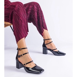 Bombas pretas envernizadas em um post com fivelas preto 1 Bombas pretas envernizadas em um post com fivelas preto 1