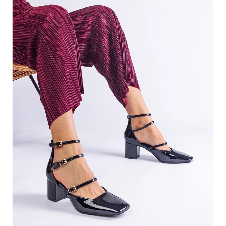 Bombas pretas envernizadas em um post com fivelas preto 1 Bombas pretas envernizadas em um post com fivelas preto 1