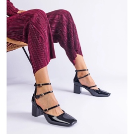 Bombas pretas envernizadas em um post com fivelas preto 2 Bombas pretas envernizadas em um post com fivelas preto 2