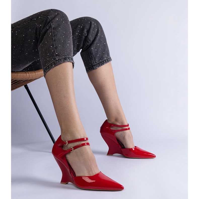 Bombas vermelhas envernizadas em cunha com fivelas vermelho 1