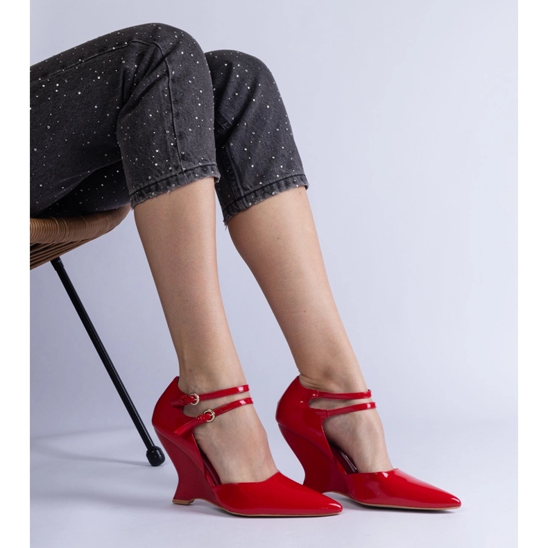 Bombas vermelhas envernizadas em cunha com fivelas vermelho 2