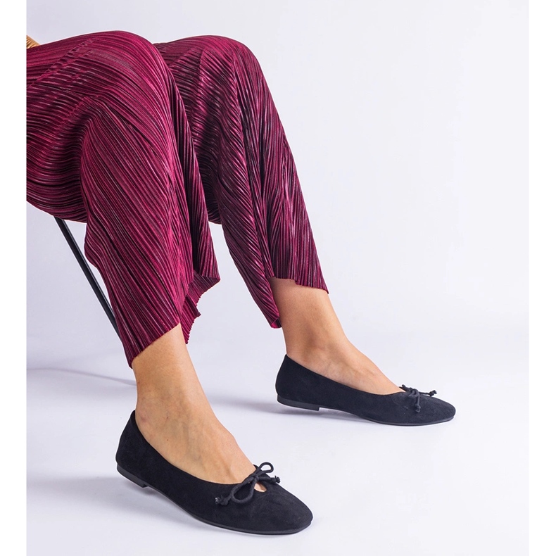 Sapatilhas pretas com laço decorativo preto 1