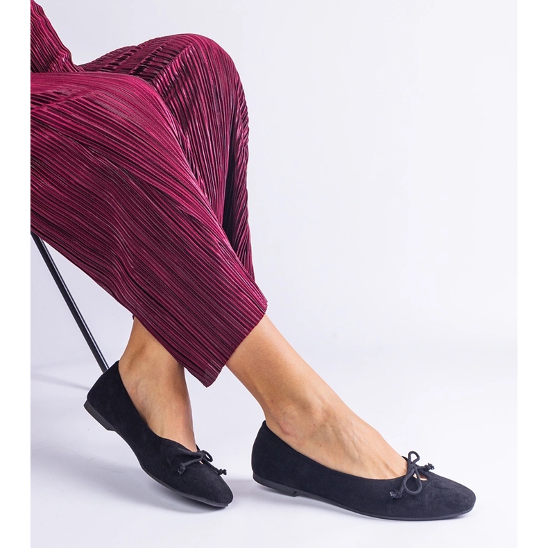 Sapatilhas pretas com laço decorativo preto 2