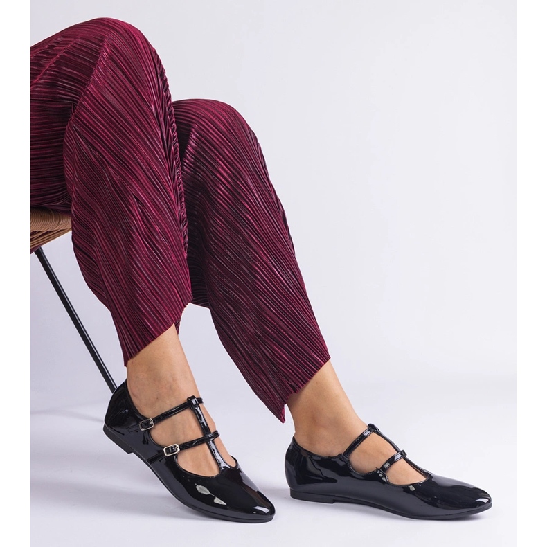 Sapatilhas pretas envernizadas com fivela preto 2