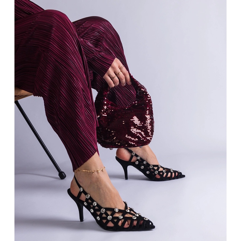 Sandálias pretas trançadas com pedras preto 1