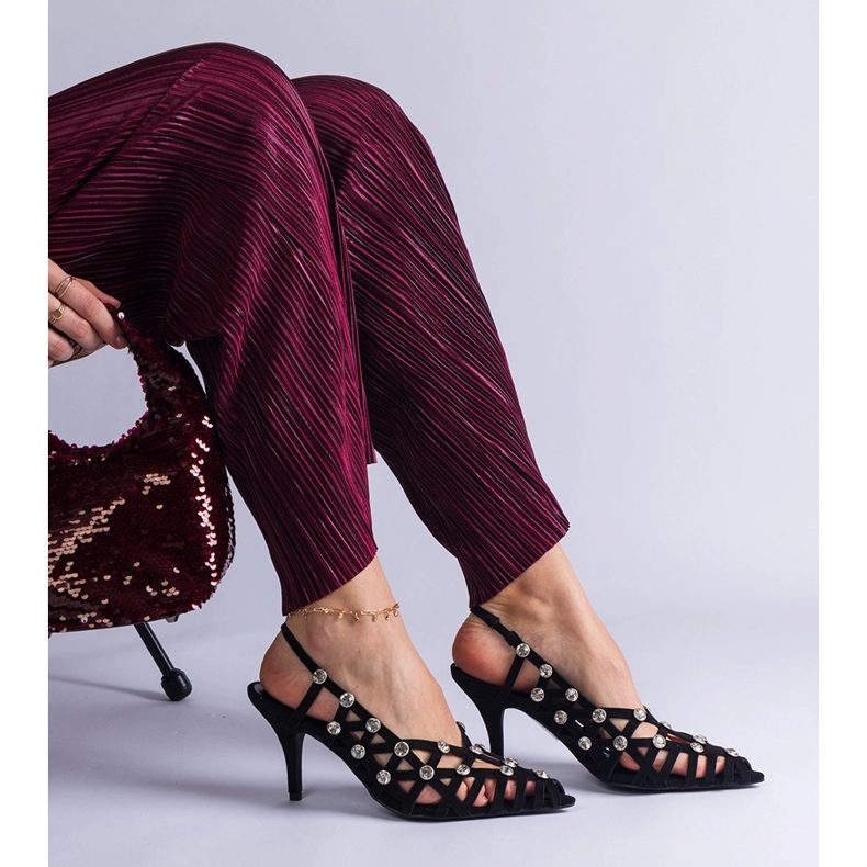 Sandálias pretas trançadas com pedras preto 2