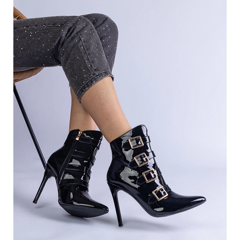 Botas pretas envernizadas em um salto alto com fivela preto 2 Botas pretas envernizadas em um salto alto com fivela preto 2