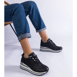 Tênis pretos na plataforma decorada com glitter e uma inserção metálica 1