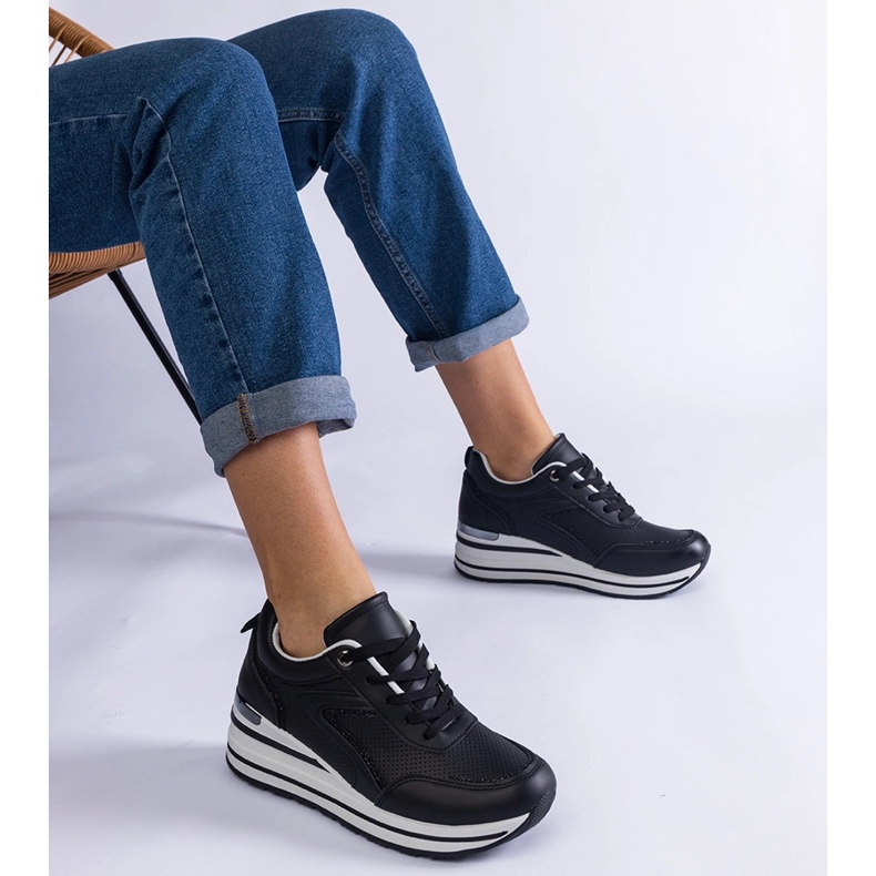 Tênis pretos na plataforma decorada com glitter e uma inserção metálica 1