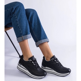 Tênis pretos na plataforma decorada com glitter e uma inserção metálica 2