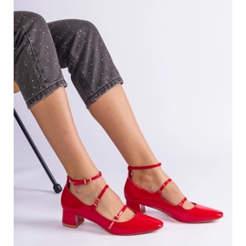 Bombas vermelhas envernizadas com um cinto vermelho 1