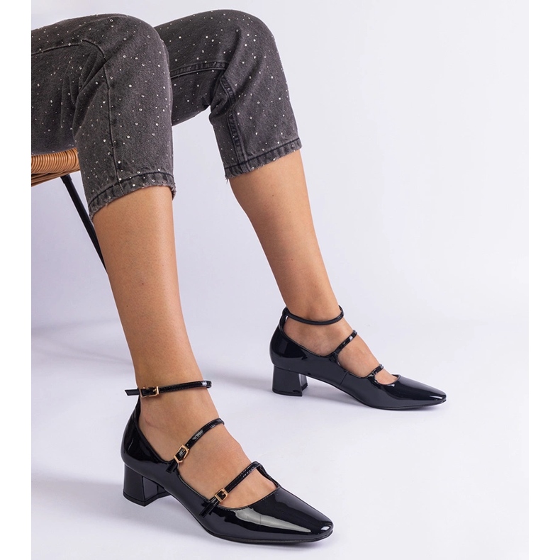 Bombas pretas envernizadas com um cinto preto 1 Bombas pretas envernizadas com um cinto preto 1